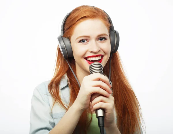 Styl Życia Koncepcja Ludzi Młoda Rudowłosa Kobieta Śpiewająca Mikrofonem Słuchawkami — Zdjęcie stockowe