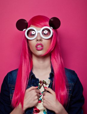 Pembe saçlı, büyük güneş gözlüklü genç model, yakın plan.