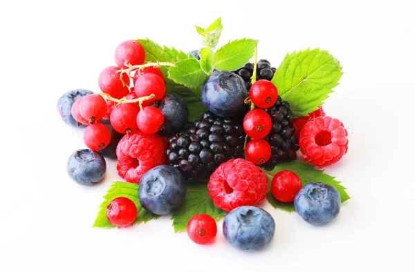 Frische Beeren mischen sich isoliert auf weißem Hintergrund, Draufsicht. Erdbeere, Himbeere, Rote Johannisbeere, Blaubeere und Minze, von oben — Stockfoto