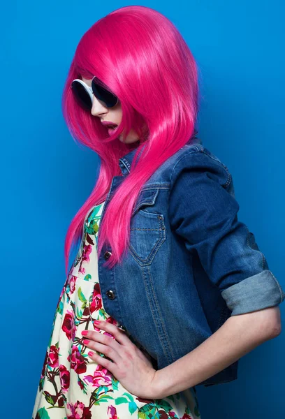 Young Fashion Female Model Pink Hair Big Sunglasses Blue Background — Stock Photo, Image