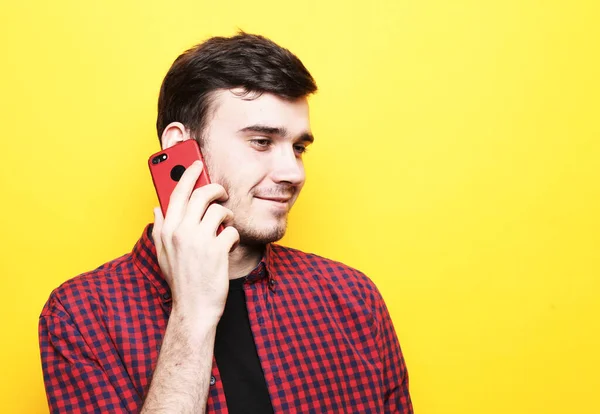 Schöner Junger Mann Telefoniert Auf Gelbem Hintergrund Nahaufnahme — Stockfoto