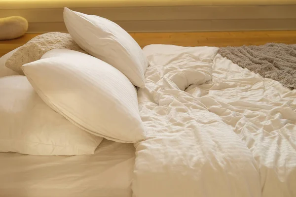 Säng Sovrummet Vita Kuddar Och Mysiga Sängkläder Närbild — Stockfoto