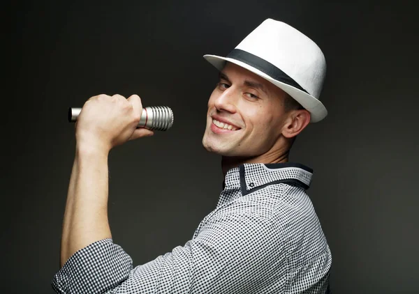 Immagine Bel Giovanotto Con Cappello Che Canta Microfono Sfondo Grigio — Foto Stock