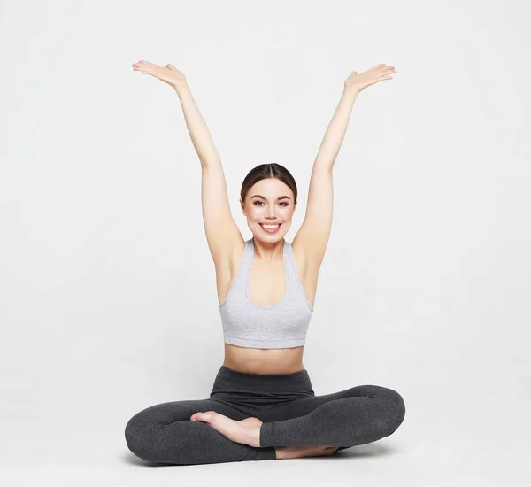 Beyazların Yoga Yaptığı Sağlıklı Bir Kadın Acemi Bir Yogacı Kadın — Stok fotoğraf