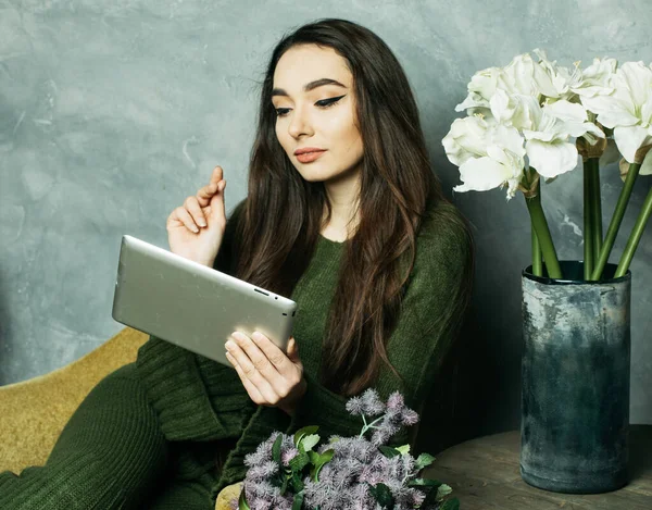 Giovane Donna Asiatica Allena Con Tablet Siede Una Sedia Accanto — Foto Stock