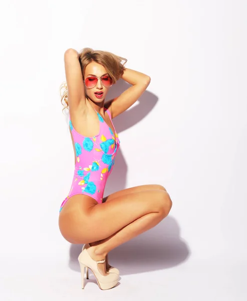 Мода Люди Концепція Модна Блондинка Рожевому Купальнику Сонцезахисних Окулярах Позує — стокове фото