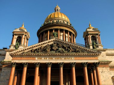 Saint Petersburg, Rusya 'daki St. Isaac Katedrali (Isaakievskiy Sobor). Petersburg 'un simgesidir. Yazın ünlü Isaac 'in kilisesinin manzarası. Saint Petersburg 'un eski mimarisi.