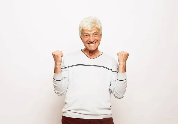 Senior Gråhårig Man Bär Casual Stående Över Isolerad Vit Bakgrund — Stockfoto