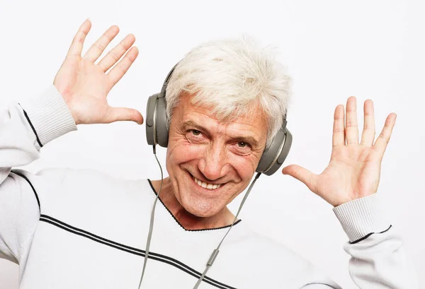 生活方式 茶话学和老年人的概念 老年人在白色背景下 用耳机听音乐 — 图库照片