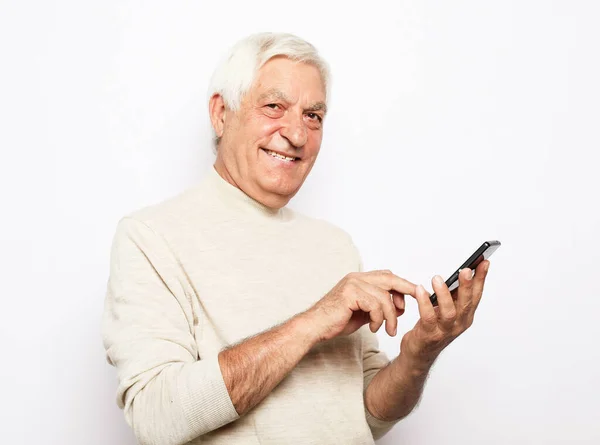 Tehnologi Och Äldre Människor Koncept Porträtt Senior Man Som Messaging — Stockfoto