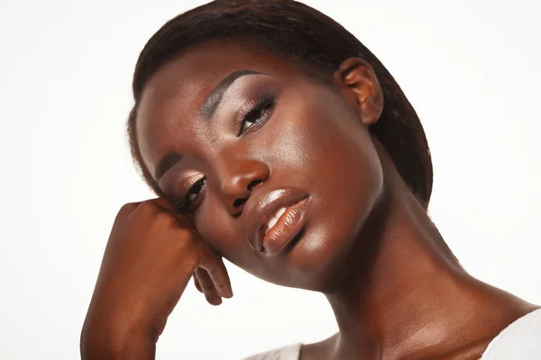 Styl Życia Koncepcja Ludzi Atrakcyjna Młoda Afroamerykanka Zbliżenie Portret Białym — Zdjęcie stockowe