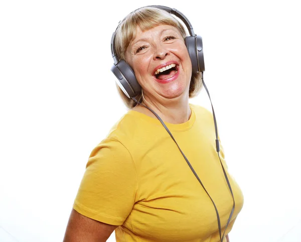 Starzy Ludzie Tehnologia Koncepcja Emocji Radosna Starsza Kobieta Słuchająca Muzyki — Zdjęcie stockowe