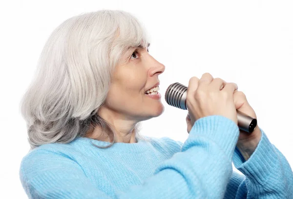Lifestyle Feeling People Concept Χαρούμενη Ηλικιωμένη Γυναίκα Που Τραγουδάει Μικρόφωνο — Φωτογραφία Αρχείου
