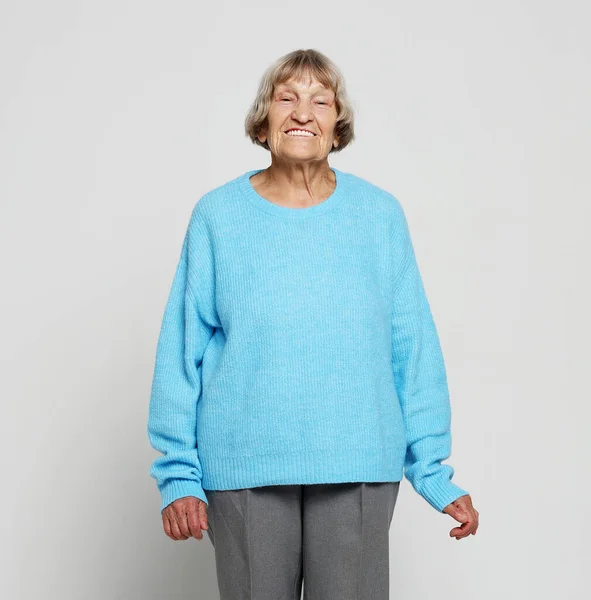 Portrét Spokojené Starší Dámy Která Usmívá Dívá Kamery — Stock fotografie