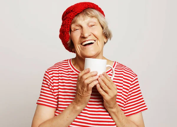 Lifestyle People Concept Ηλικιωμένη Ενθουσιασμένη Κυρία Χαμογελώντας Γελώντας Κρατώντας Φλιτζάνι — Φωτογραφία Αρχείου