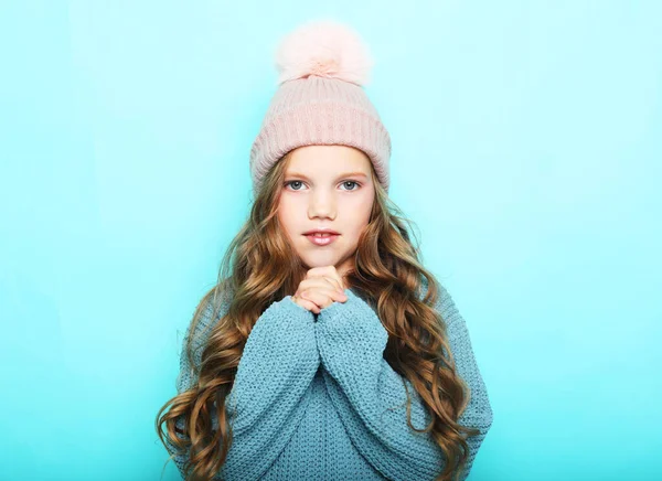 Ritratto Bambino Sorridente Positivo Con Capelli Biondi Ondulati Cappello Invernale — Foto Stock