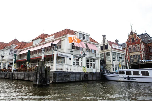 Amsterdam Kanalları Açık Bahar Gökyüzü Olan Tipik Evler — Stok fotoğraf