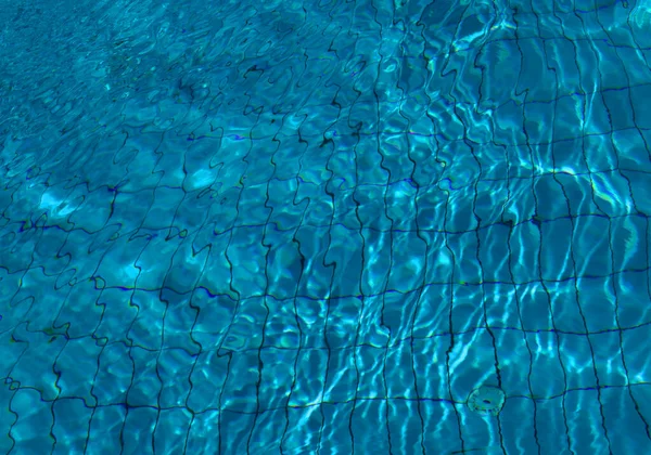 Pool Water Heldere Achtergrond Zomerdag Close — Stockfoto