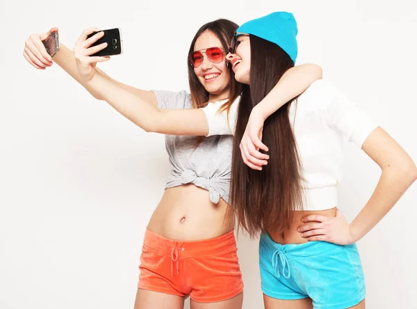 Mensen Vrienden Tieners Vriendschap Concept Gelukkig Lachende Tienermeisjes Nemen Selfie — Stockfoto