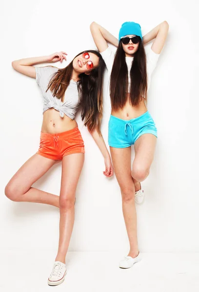 Módní Portrét Dvou Usmívajících Mladých Modelů Letních Neformálních Hipsterských Šatech — Stock fotografie