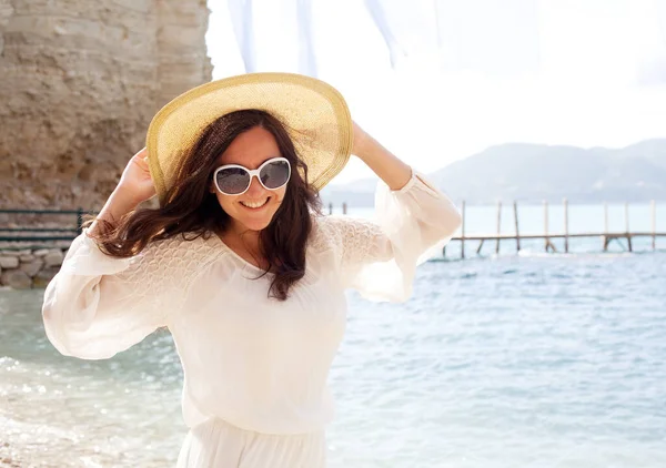 Lifestyle Und People Konzept Close Glückliche Frau Mit Großem Hut — Stockfoto
