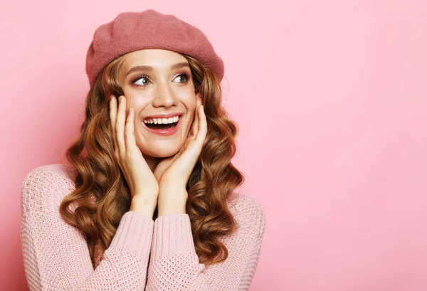 生活方式 情感和人的观念 漂亮而惊讶的年轻女子 留着长长的波浪般的头发 穿着粉色衬衫 头戴粉色背景的贝雷帽 — 图库照片