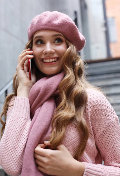 Ritratto All Aperto Giovane Donna Bionda Con Lunghi Capelli Ondulati — Foto Stock