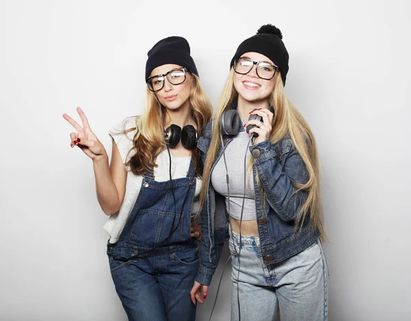 Estilo Vida Amistad Concepto Gente Dos Amigas Jóvenes Pie Juntos —  Fotos de Stock