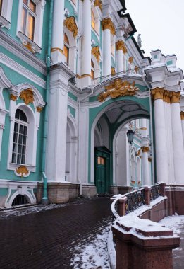 Saint-Petersburg 'daki Hermitage Müzesi ya da Kış Sarayı. Alacakaranlık gününde yanan pencereler. Girişlerden biri..