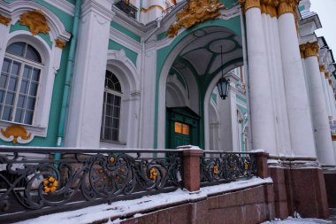 Saint-Petersburg 'daki Hermitage Müzesi ya da Kış Sarayı. Alacakaranlık gününde yanan pencereler. Girişlerden biri..