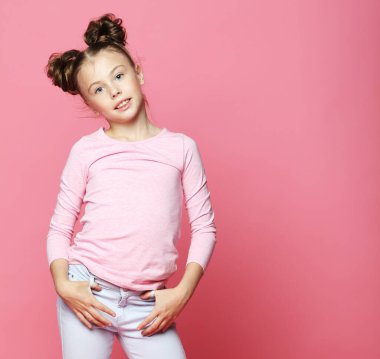 Onun portresi... hoş görünümlü... sevimli... sevimli... neşeli... neşeli... genç kız... pembe arka planda....