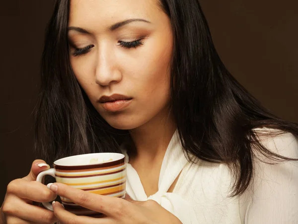 Junge Asiatische Frau Mit Langen Haaren Hält Eine Kaffeetasse Über — Stockfoto