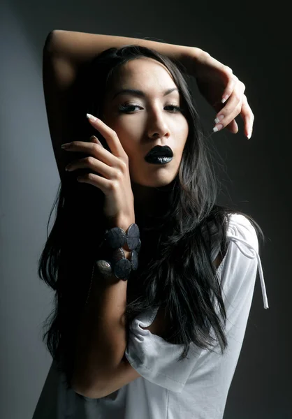 Bella Sensuale Asiatica Modello Donna Con Labbra Nere Posa Abito — Foto Stock