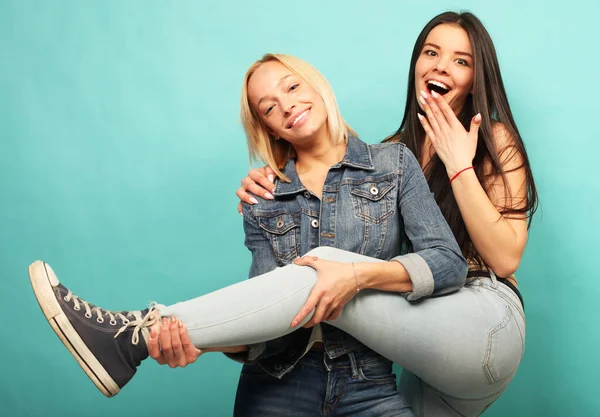 Twee Jonge Vriendinnen Die Samen Plezier Hebben Levensstijl Concept — Stockfoto