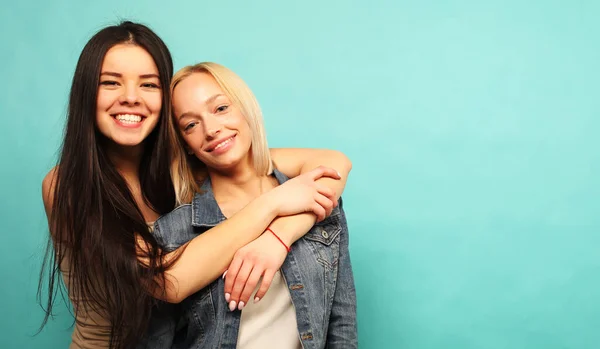 Twee Jonge Vriendinnen Die Samen Plezier Hebben Een Blauwe Achtergrond — Stockfoto