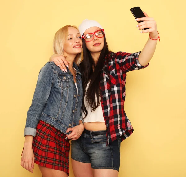 Lifestyle Vriendschap Jongeren Concept Twee Tienervriendinnen Hipster Outfit Maken Selfie — Stockfoto