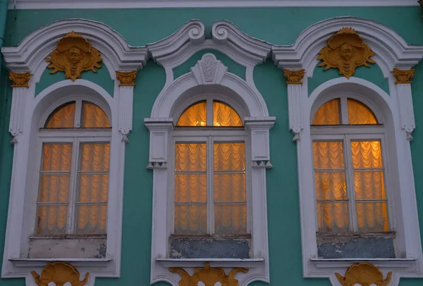 Rusya, Saint Petersburg 'daki Winter Palace binasının süslemeli tarihi pencereleri. Üç güzel dekoratif pencere, tarihi Winter Palace mimarisinin eski klasik dış unsurları.