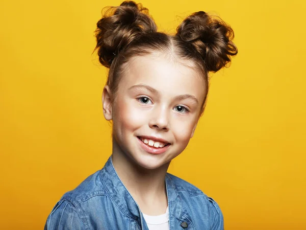 Primo Piano Divertente Bambina Con Capelli Biondi Ricci Ridere Guardando — Foto Stock