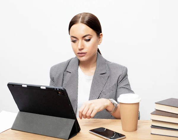 Styl życia, biznes i koncepcja ludzi: Stylowa młoda kobieta pracująca z tabletem w swoim biurze — Zdjęcie stockowe