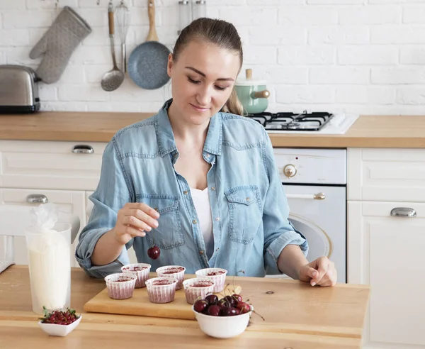 Életmód Emberek Koncepció Portré Barátságos Mosolygós Hogy Egy Cupcake Krémmel — Stock Fotó