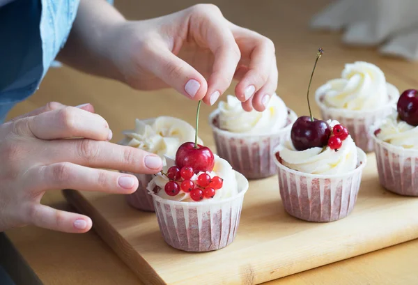 Stile Vita Cucina Concetto Freelance Mani Primo Piano Pasticciera Giovane — Foto Stock