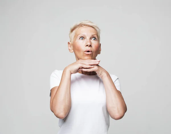 Donna Anziana Caucasica Con Capelli Corti Isolati Sfondo Grigio Studio — Foto Stock