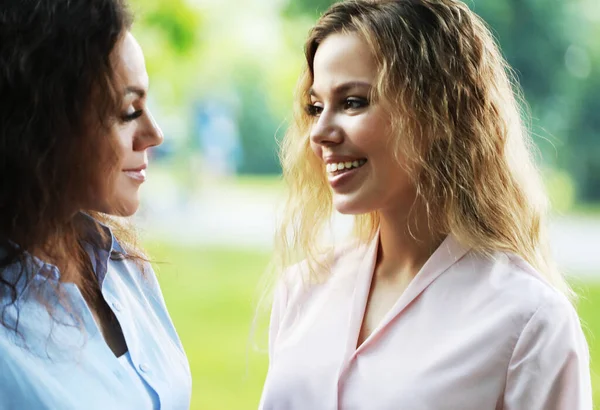 Lifestyle Family People Concept Mother Adult Daughter Park Together Inglês — Fotografia de Stock