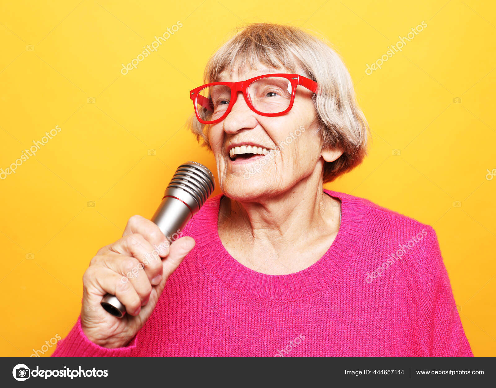 Ай, бабуля, молодец. Еврейская бабушка. Бабка которая поет. Бабушка и дедушка поют. Бабка которая поет.