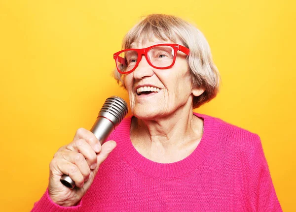 Emoción Estilo Vida Concepto Personas Mayores Mujer Mayor Feliz Cantando — Foto de Stock