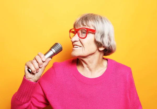 Emoción Estilo Vida Concepto Personas Mayores Mujer Mayor Feliz Cantando — Foto de Stock