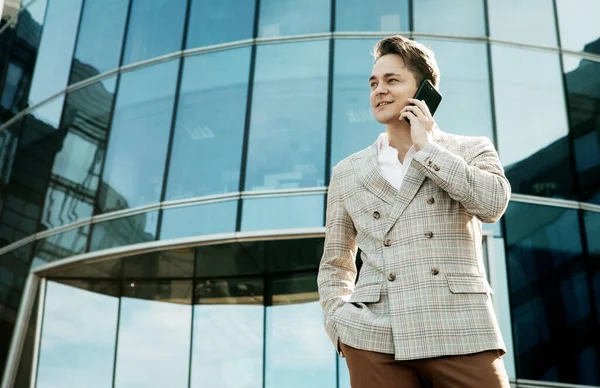 ビジネス テクノロジー ライフスタイルの概念 街を歩き 携帯電話を呼び出すハンサムな若いヒップスター現代のビジネスマン — ストック写真