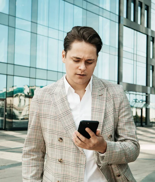 Feliz Hombre Negocios Sonriente Utilizando Teléfono Inteligente Moderno Cerca Oficina —  Fotos de Stock