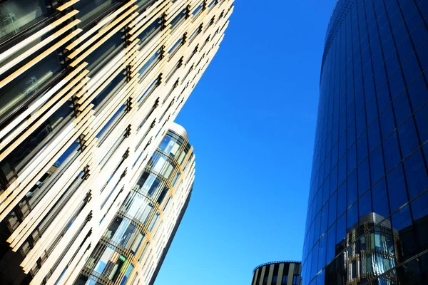 Biurowiec biznesowy, błękitne niebo, lato — Zdjęcie stockowe