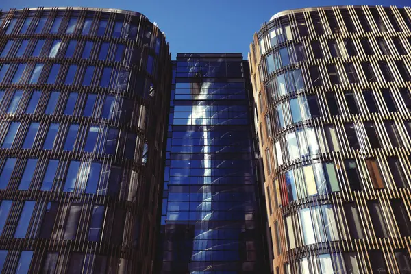 Increíbles Rascacielos Con Gran Reflejo Del Cielo Las Ventanas Día — Foto de Stock